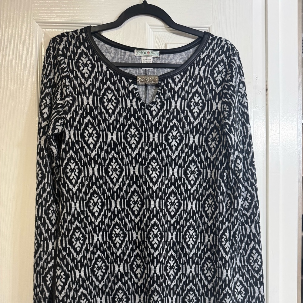 Vintage Suzie black & white long sweater. Long sleeves. Small GUC